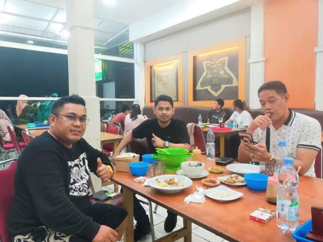 <div  >Direktur Laksus Andi Muhammad Ansar bersama kolega </div>