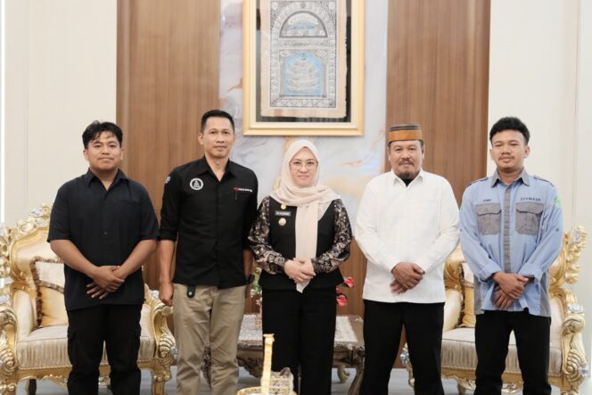 <div  >UKHUWAH ISLAMIYAH--- Pengurus Ukhuwah Islamiyah foto bersama Bupati Gowa, Sitti Husniah Talenrang di sela audiens Selasa (28/7/2026)</div>