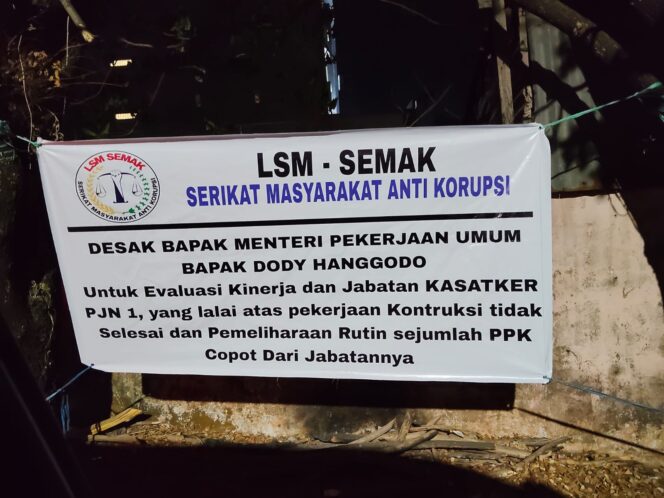 <div  >EVALUASI KASATKER--- Spanduk bertuliskan evaluasi dan pencopotan Kasatker PJN I bertebaran disela kunker Menteri PU di Sulsel</div>