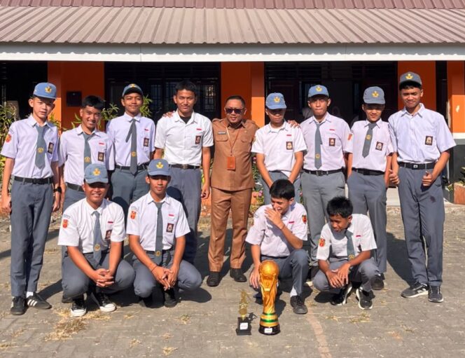 <div  >JAWARA MINI SOCCER--- Skuad Mini Soccer SMAN 6 Gowa juara turnamen SMA sederajat berfoto bersama kepala sekolah dan trofi</div>