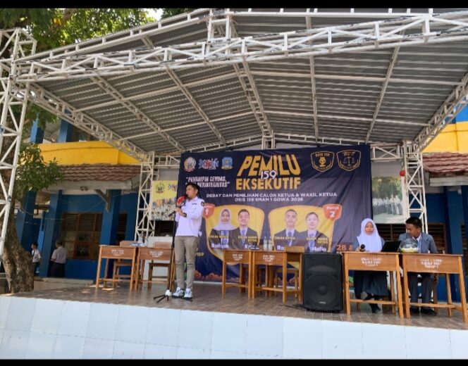 <div  >DEBAT PILKETOS--- Ketua KPU Gowa, Fitra Syahdanul memberikan arahan disela debat Paslon Pilketos SMA Negeri 1 Gowa, Senin (28/9/2026)</div>