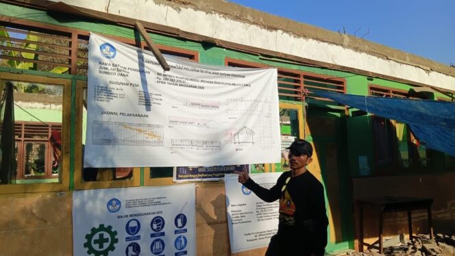<div  >REVITALISASI---Ketua GMBI KSM Parangloe, Gowa saat memantau pekerjaan revitalisasi di salah satu sekolah beberapa waktu lalu.(Foto : Istimewa)</div>